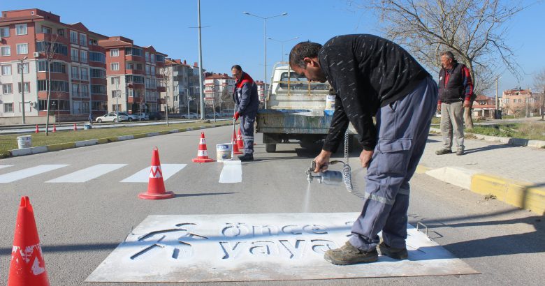  YAYA GEÇİTLER BOYANIYOR